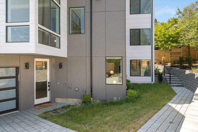 Building Photo - 5300 NE 67th St