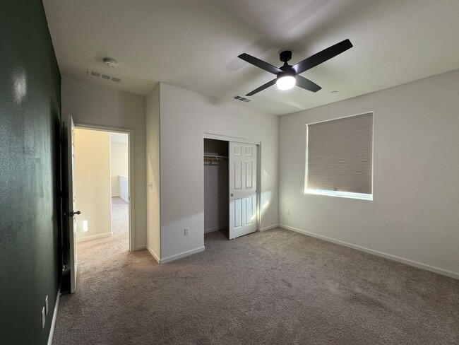 Building Photo - Lovely Home for rent in Visalia, Ca