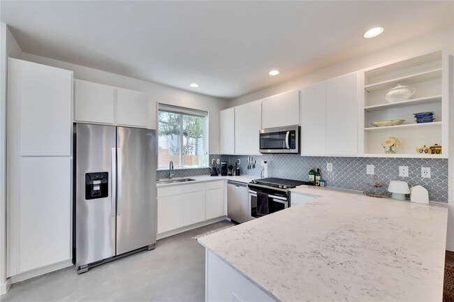 Building Photo - 814 N Bluff Dr