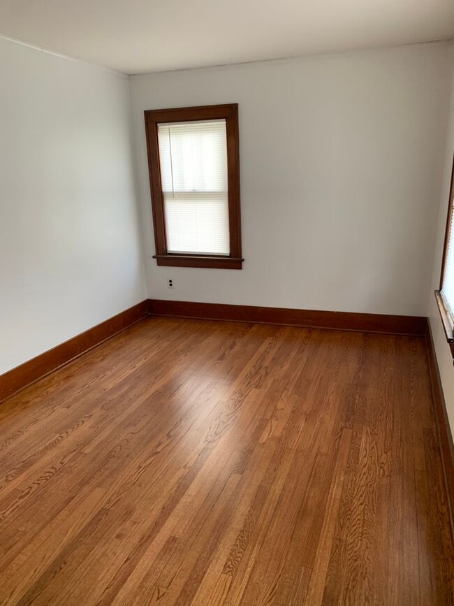 Building Photo - 2 Bedroom, 1 Bath Located near Downtown an...