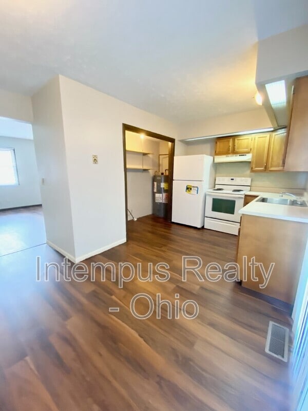 Building Photo - 718 W Light St