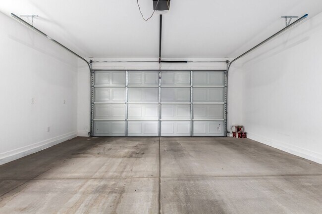 Building Photo - Charming 3-Bed Rental with Spacious Yard