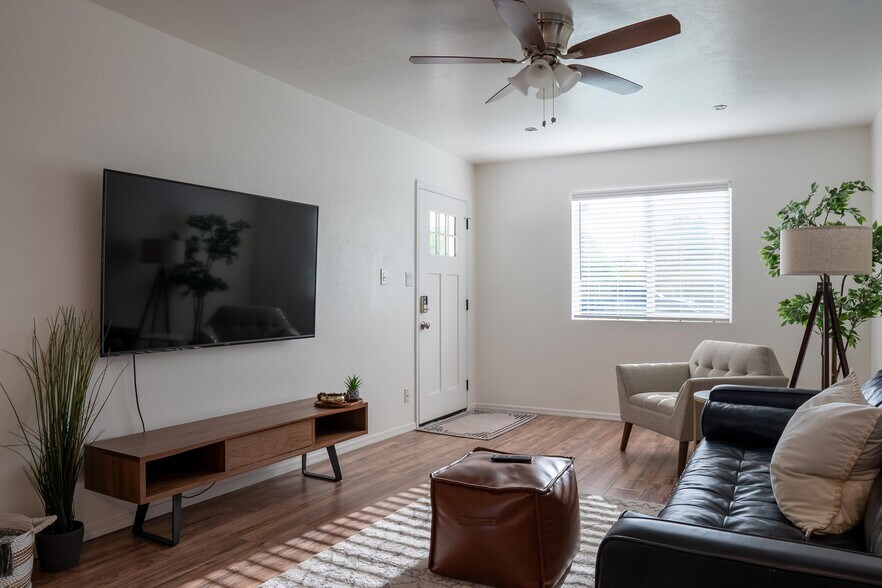 Living room w ceiling fan - 4615 N 14th St