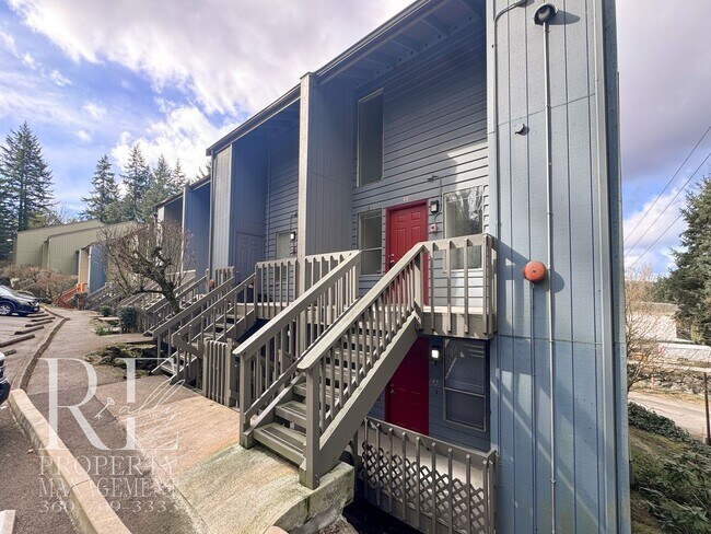Building Photo - Bright End-Unit Townhome with Loft, Fireplace & Wooded Balcony