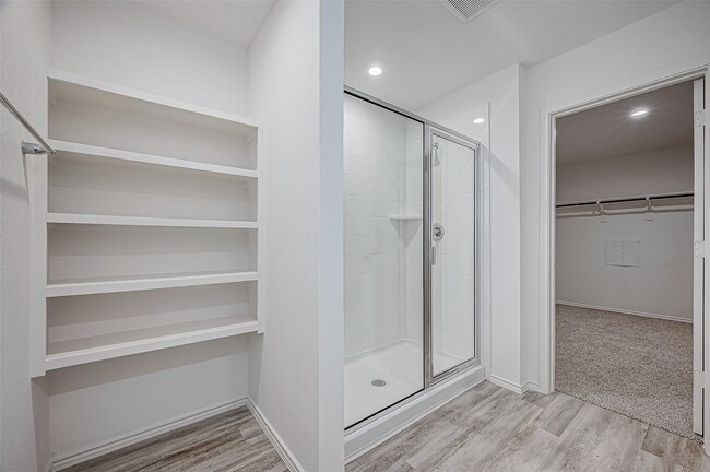 Building Photo - 5034 Balcolm Dr