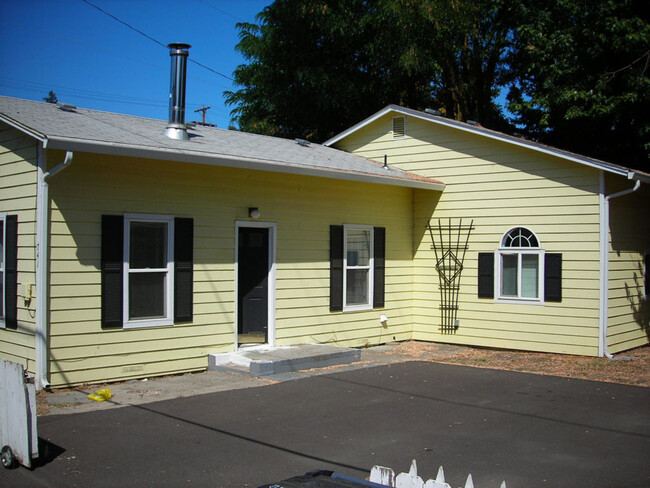 Primary Photo - Three-bedroom house close to downtown Medford