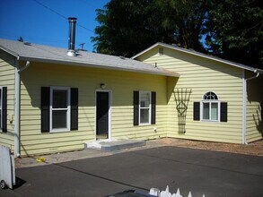Building Photo - Three-bedroom house close to downtown Medford