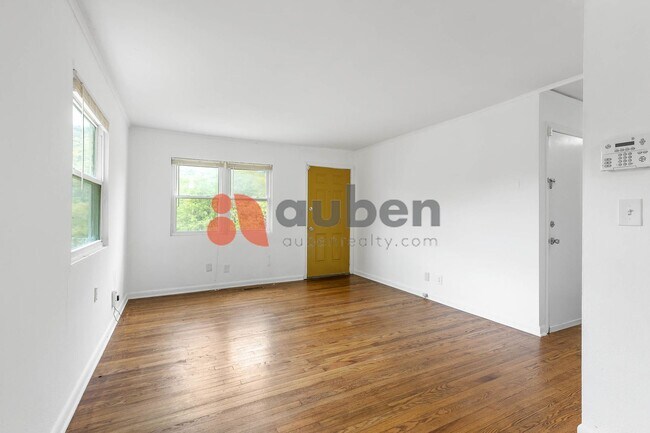 Building Photo - 3 Bedroom Home in St. Elmo! $350 off your ...