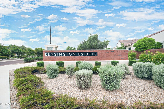 Building Photo - 947 E Ladbroke Way