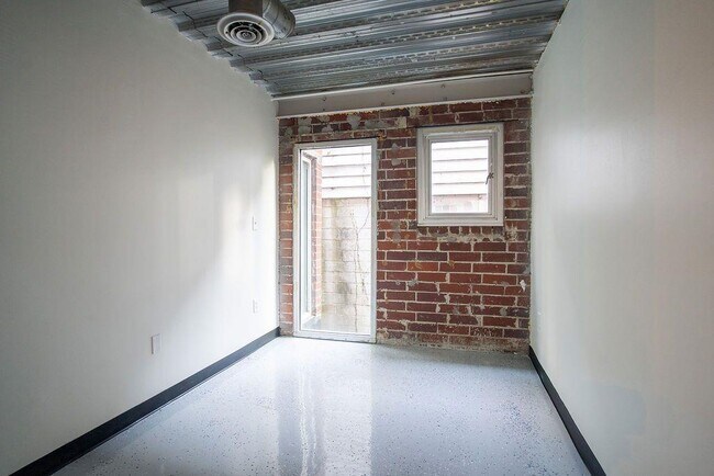 Building Photo - 15 Burbank Dr SW