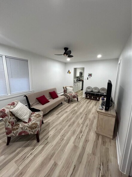 Building Photo - 4915 Egandale Ave