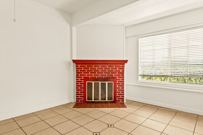 Building Photo - 621 E Kingsley Ave