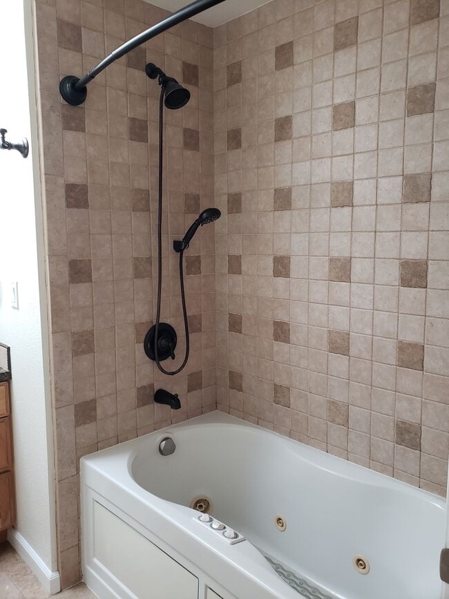 Building Photo - Beautiful Remodeled 3x2 Home in Sunland Pa...