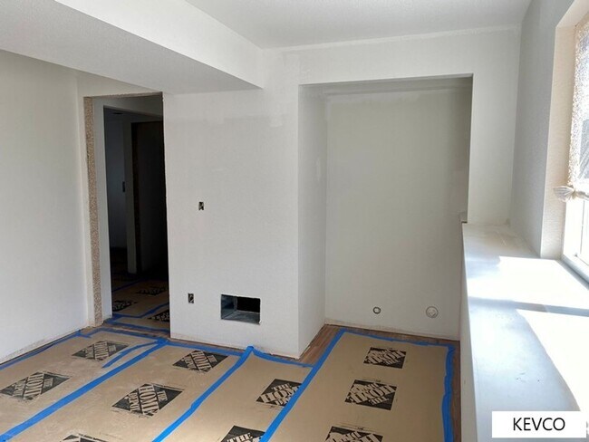 Building Photo - Lovely Renovated Home!