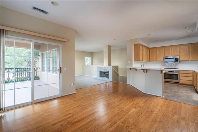 Building Photo - IMMACULATE 2+2 VALENCIA TOWNHOME!