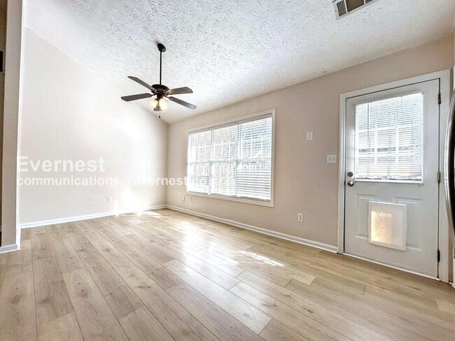 Building Photo - 3 Bed/2 Bath Home with Garage / Pet-Friendly / Vouchers Accepted / Coming Soon!