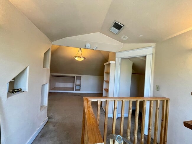 Building Photo - 4 Bed 1.5 Bath 1758sqft - Historic Charm with Renovations and so Much More!