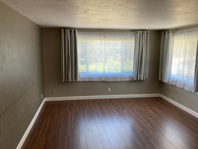 Building Photo - Nice 3 bedroom, 2 bath house in a great ne...