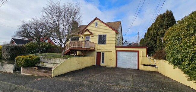 Building Photo - Two-Story Manette Home