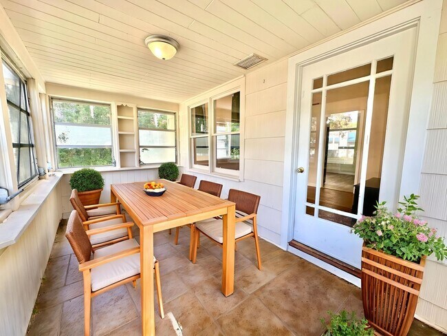 Building Photo - Perfectly-placed 2Bedrooms/1Bath home with sunroom in the heart of Deland!