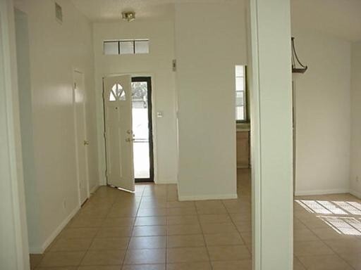 Building Photo - Rent