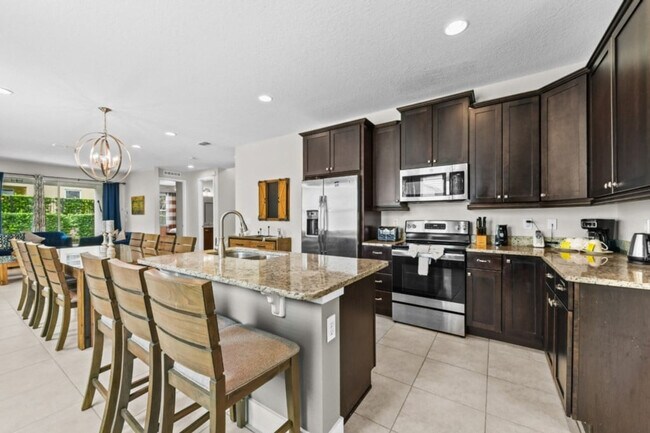 Building Photo - 350 Lasso Dr