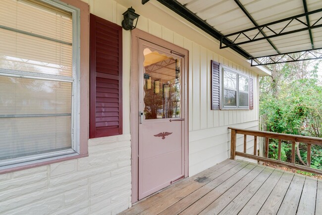 Building Photo - Cozy 2 Bed/1 Bath House, Park Like Setting...