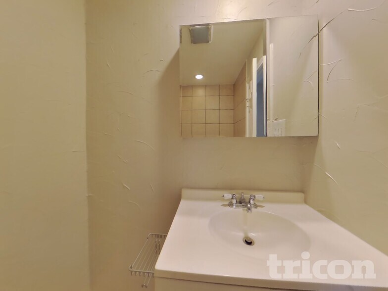 Building Photo - 1718 Kingston Dr