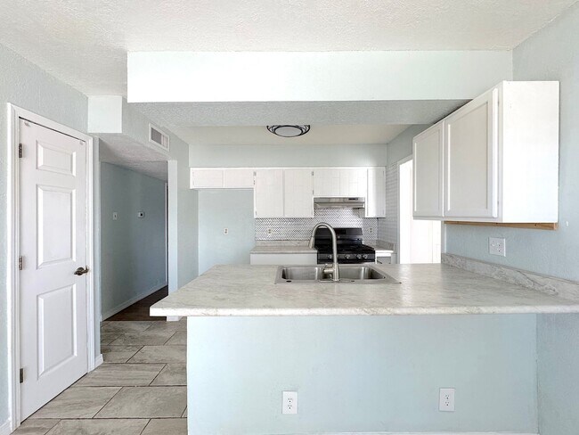 Building Photo - Northeast El Paso 4bed/3bath Refrig A/C w/...