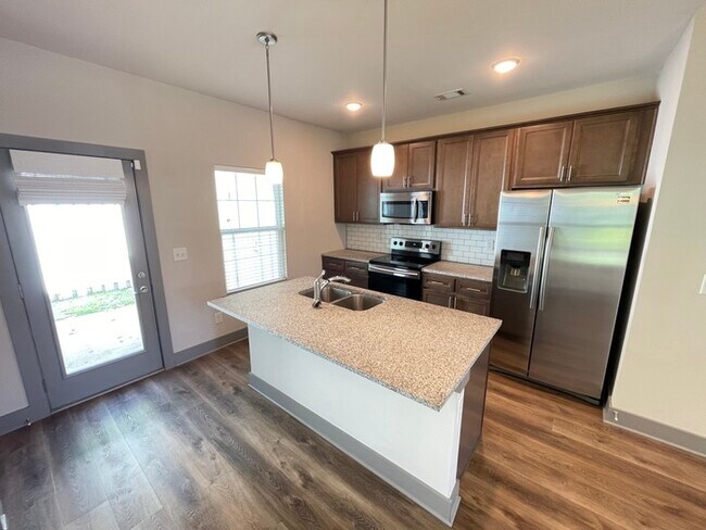 Building Photo - Bristol Creek 2 bedroom unit with fenced p...