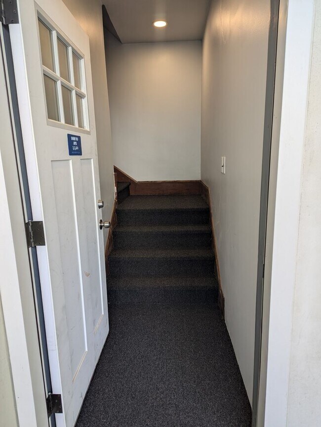 Building Photo - Newly Remodeled 2nd floor Apartment with v...
