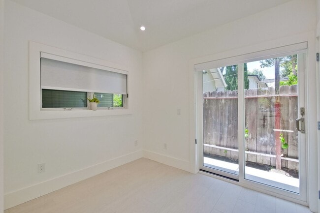 Building Photo - Beautiful 1 Bed 1 Bath Cottage in Highly D...