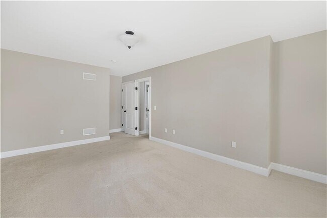 Building Photo - 18 Vanderbilt Ln