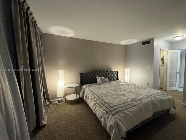 Building Photo - 1301 NE Miami Gardens Dr