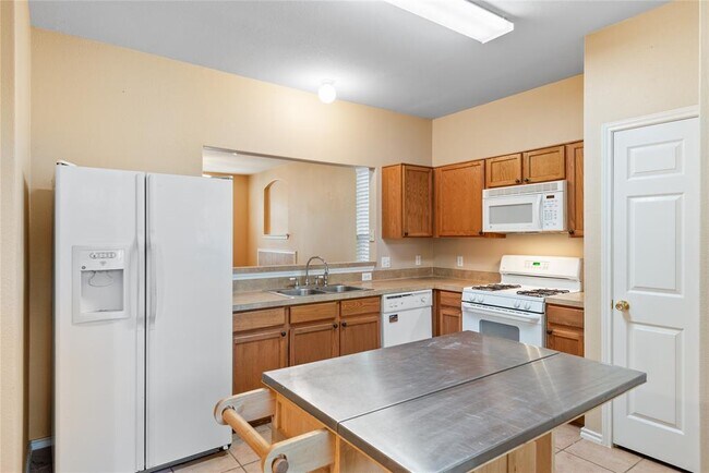 Building Photo - 6013 Negley