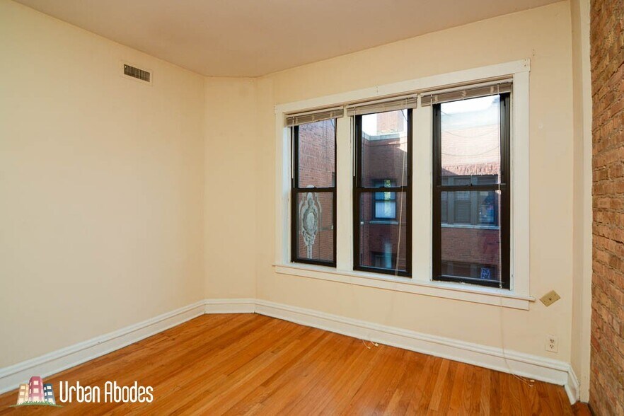 Building Photo - 3522 N Racine Ave