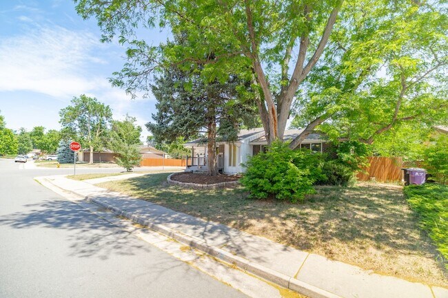 Building Photo - Amazing 3 bed/3 bath rental.  New Flooring!!  Solar Panels!!