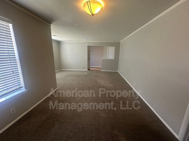 Building Photo - 4512 S Kingston Ave