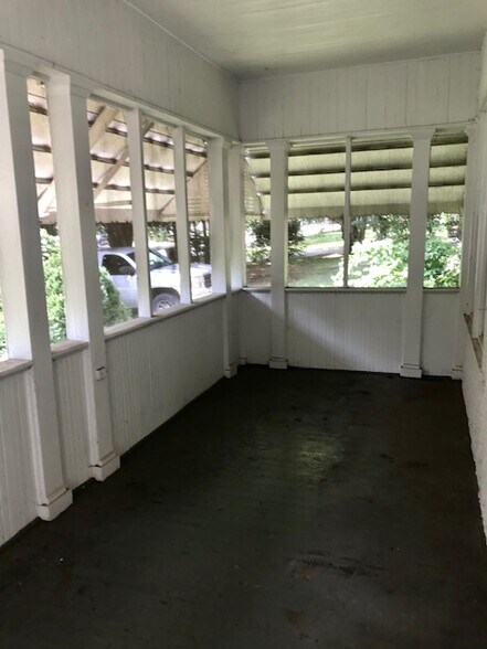 Screened Porch - 710 N Maple St