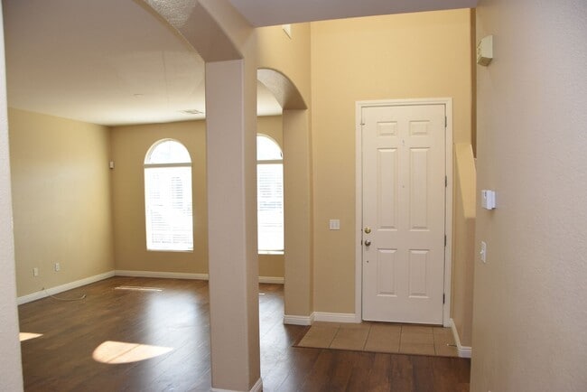Building Photo - BEAUTIFUL 4 BEDROOM, 2.5 BATH SINGLE-FAMIL...