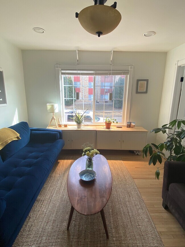 Building Photo - 481 Warwick St