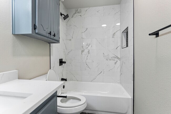 Building Photo - 1101 S Bouziden Dr