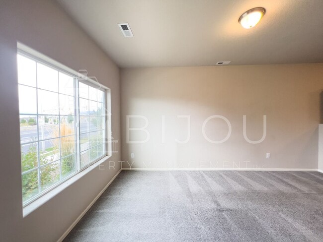 Building Photo - Spring Creek Townhome