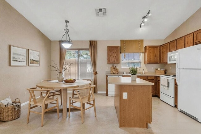 Building Photo - 42780 W Sunland Dr