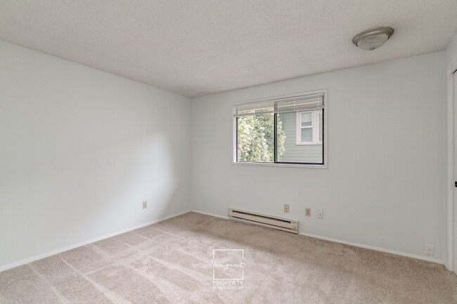 Building Photo - Irvington 2 BR - Great Location, Great Space!