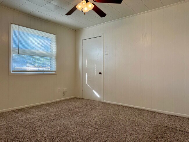 Building Photo - 3 Bedroom Home with Spacious Bedrooms