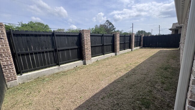 Building Photo - 117 Hessed St