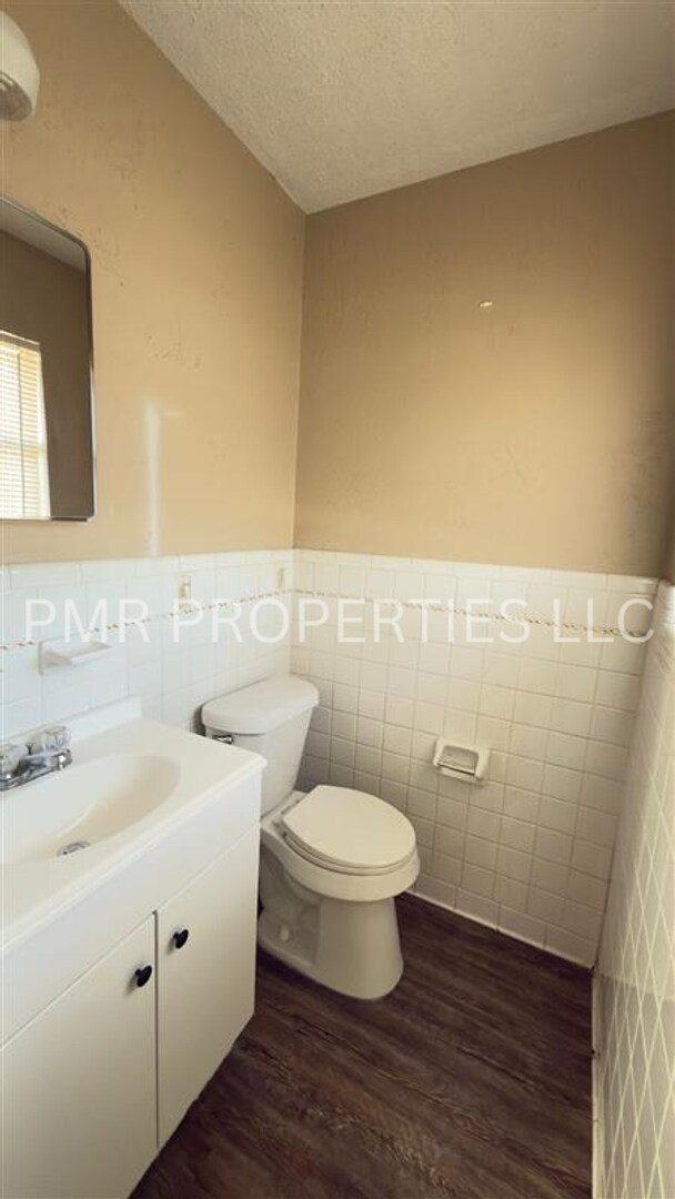 Building Photo - 3 Bedroom/1.5 Bath-House