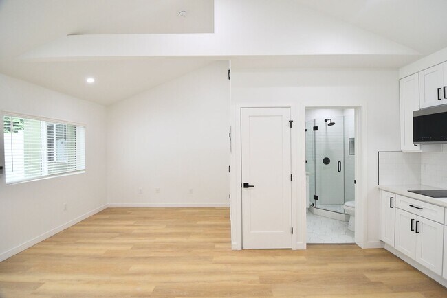 Building Photo - 10919 Camarillo St