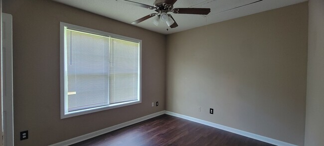 Building Photo - So CLEAN and AFFORDABLE~